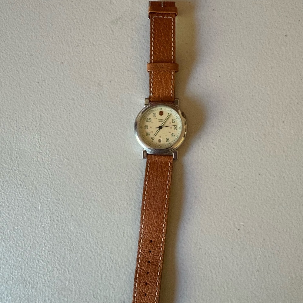Classic Swiss Army Men’s Watch With Brown Leather Band. - Picture 2 of 3